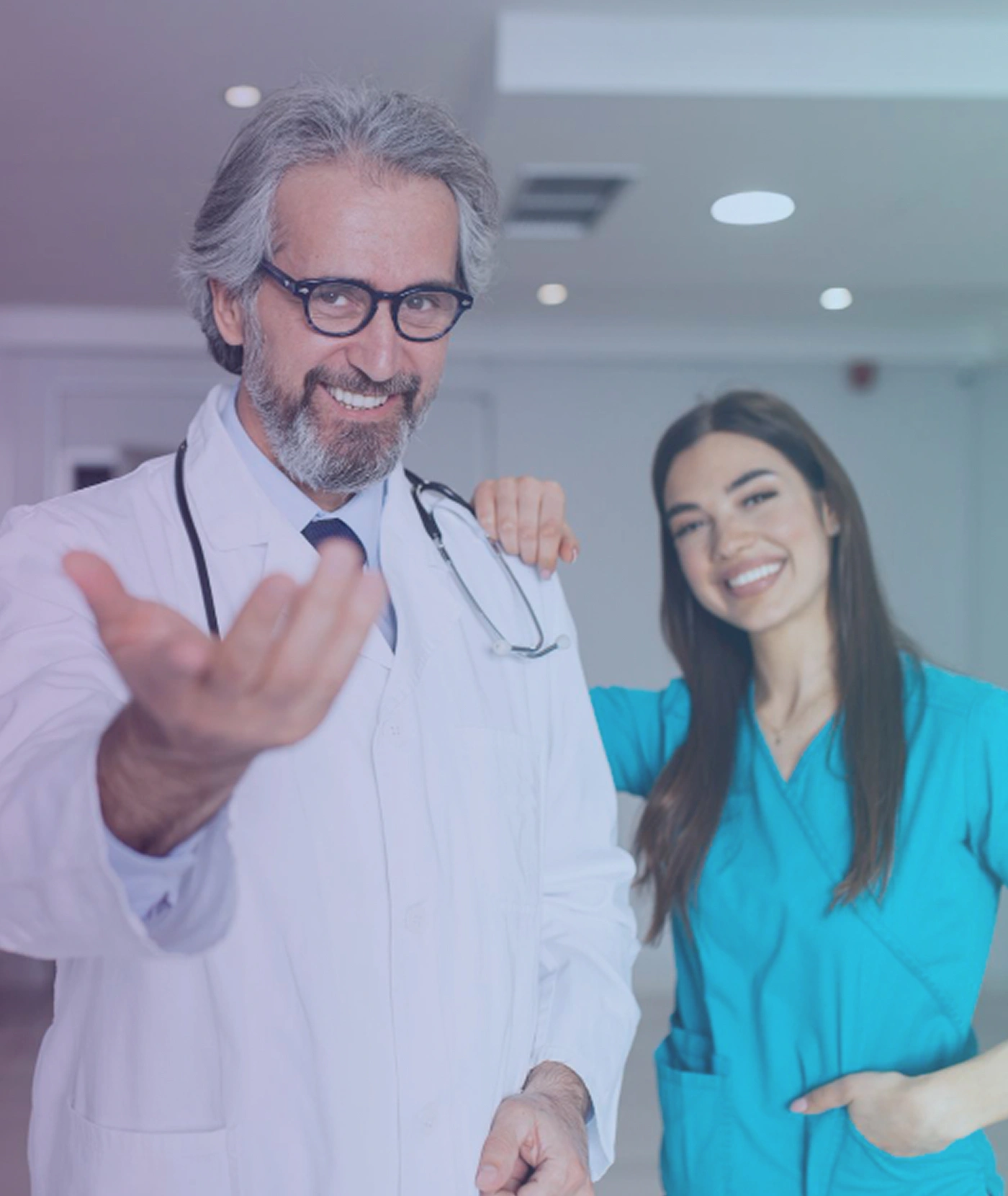 Médica Cirugiã Dermatológica sorrindo e olhando para frente